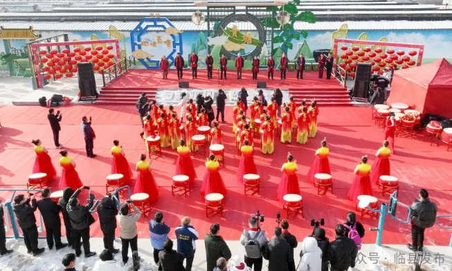 “魅力青塘年货大集暨网红大赛”在临县前青塘村盛...